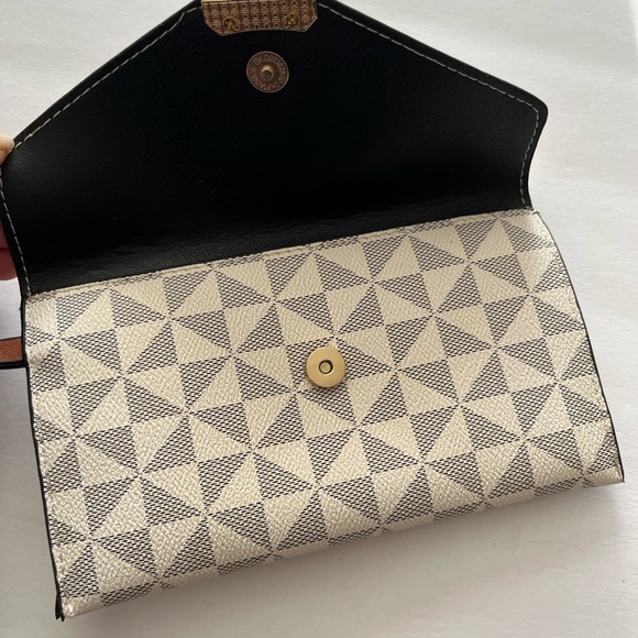 Fashion envelope wristlet - Picture 3 of 8